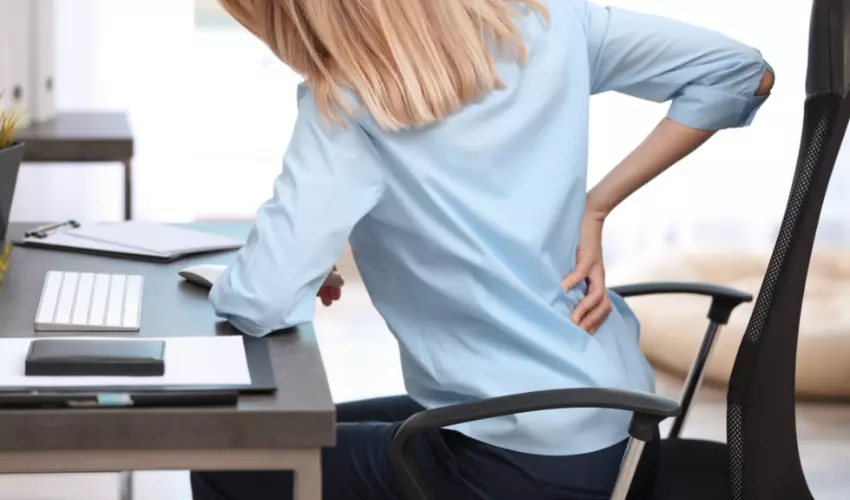 ¿Qué tipo de silla es recomendable usar frente a una PC?