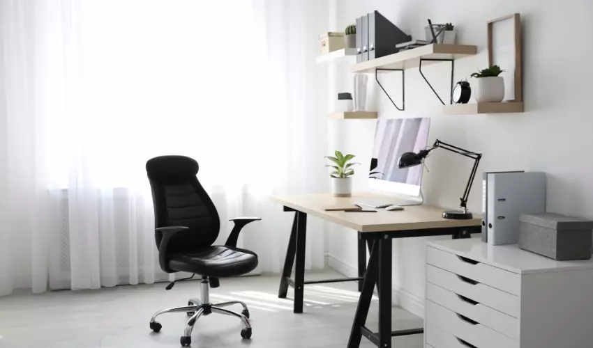 ¿Qué tipo de silla es recomendable usar frente a una PC?