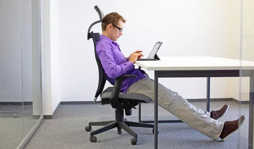 ¿Qué tipo de silla es recomendable usar frente a una PC?